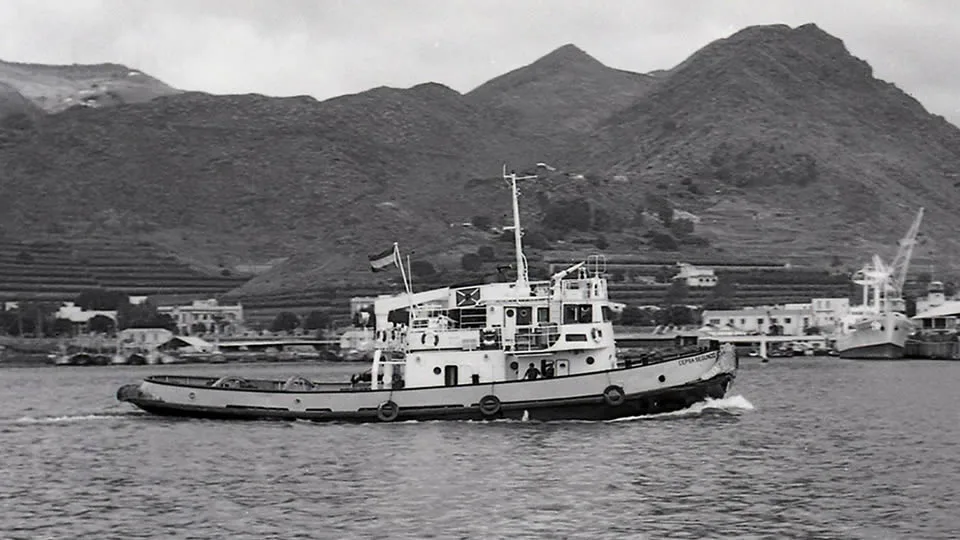 Historic photograph of the tugboat Cepsa Segundo before sinking, the vessel that later became the El Peñón wreck dive site in Tenerife. Wreck diving Tenerife
