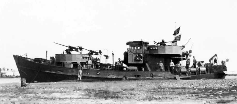 Historic photograph of a vessel similar to the Meridian, illustrating the type of small working boats later used as artificial reefs for diving in Tenerife.