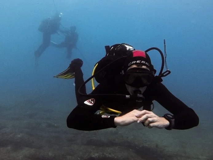 Scuba diver in perfect horizontal trim during the SSI Perfect Buoyancy adventure dive at Barbarian Diving Tenerife